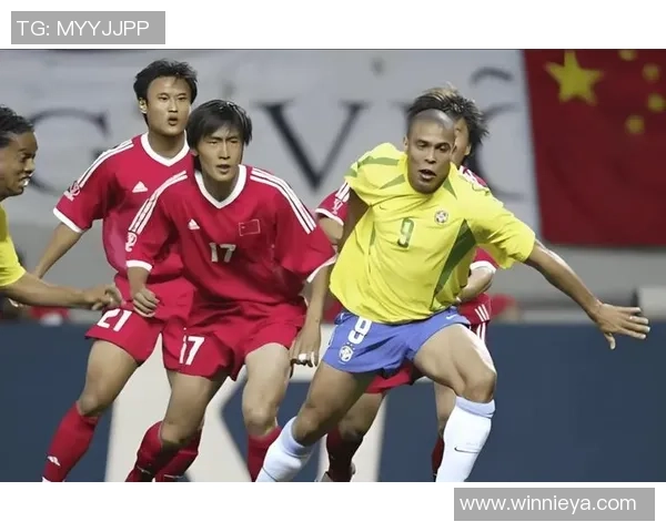 国内足球球星齐聚一堂合影留念 展现团结与荣耀风采 国内足球球星齐聚一堂合影留念 展现团结与荣耀风采