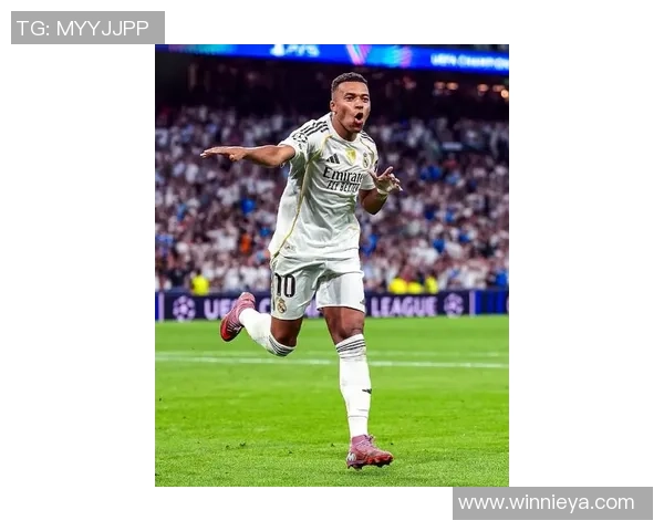 足球新风尚:姆巴佩引领潮流展现球场上的王者风范与魅力 足球新风尚:姆巴佩引领潮流展现球场上的王者风范与魅力